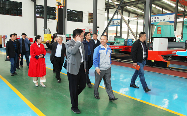 張乃成局長(zhǎng)與企業(yè)家們參觀布洛爾展廳 張乃成局長(zhǎng)與企業(yè)家們參觀布洛爾展廳