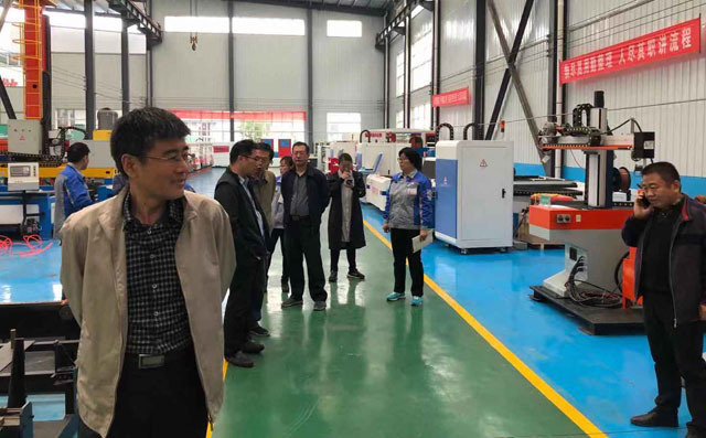 于總一行來(lái)公司考察數(shù)控金屬切割機(jī)
