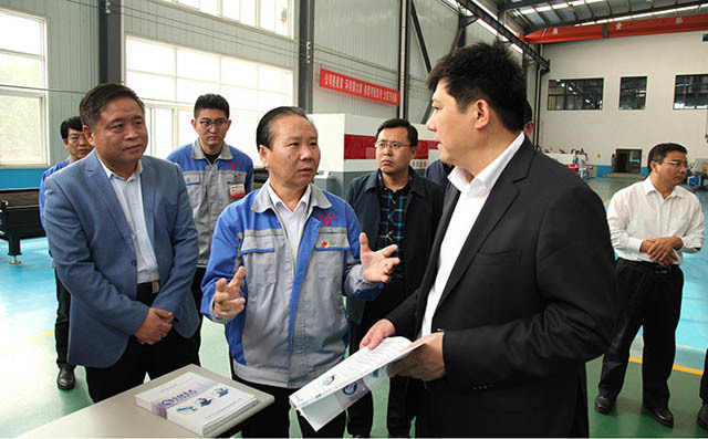 韓偉區(qū)長在布洛爾制造車間 韓偉區(qū)長在布洛爾制造車間