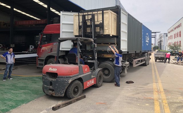 布洛爾激光雕刻機(jī)設(shè)備發(fā)往英國(guó)