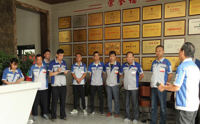 董事長(zhǎng)景奉國(guó)帶領(lǐng)相關(guān)部門(mén)責(zé)任人進(jìn)行安全衛(wèi)生檢查