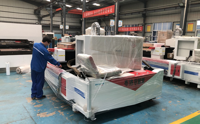 出廠前的每一臺(tái)切割機(jī)設(shè)備都要經(jīng)過(guò)嚴(yán)格的商檢 出廠前的每一臺(tái)切割機(jī)設(shè)備都要經(jīng)過(guò)嚴(yán)格的商檢