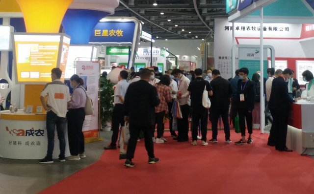 布洛爾數(shù)控切割機(jī)深受來賓歡迎，現(xiàn)場反響熱烈