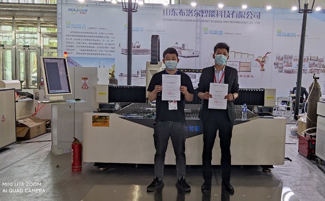 滄州展會開展過程中，河北客戶定購我公司激光切割機設備