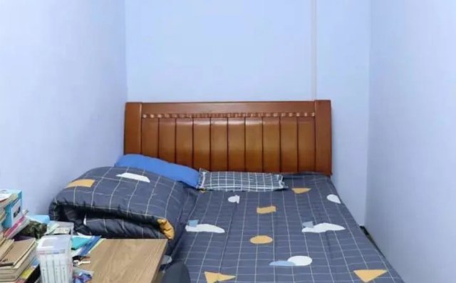 經(jīng)過改造的房間嶄新整潔，潔白的墻面、嶄新的床鋪和書桌...