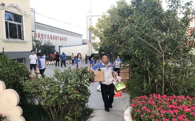 領(lǐng)取到禮品的員工個(gè)個(gè)笑逐顏開 領(lǐng)取到禮品的員工個(gè)個(gè)笑逐顏開