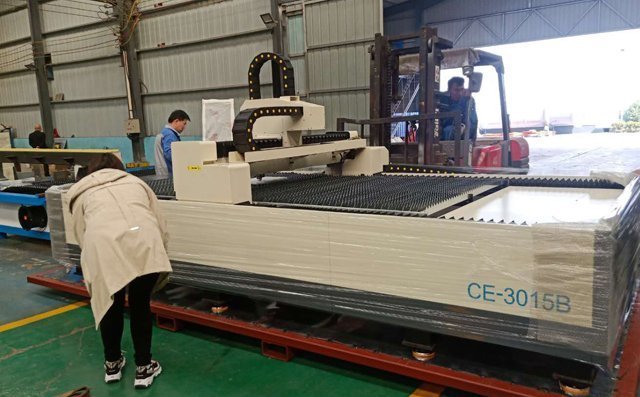 工作人員正在對裝車設(shè)備進(jìn)行巡檢 工作人員正在對裝車設(shè)備進(jìn)行巡檢