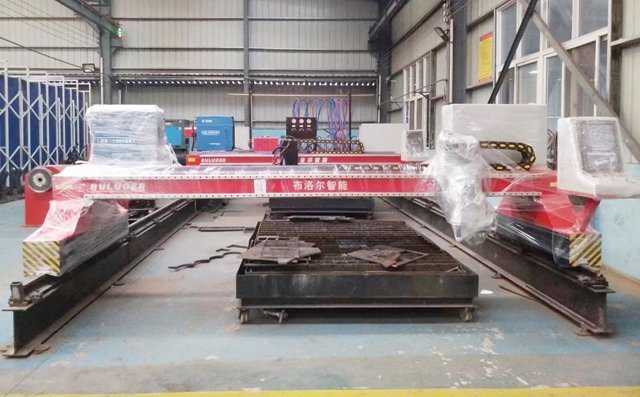 龍門式數(shù)控等離子火焰切割機(jī)完成包裝