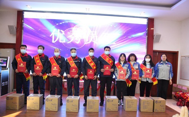 集團財務(wù)總監(jiān)劉清花女士為“優(yōu)秀員工”頒發(fā)榮譽證書以及物品獎勵